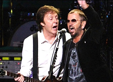 Ringo Starr y Paul McCartney Foto de Ringo Starr en concierto junto a Paul McCartney