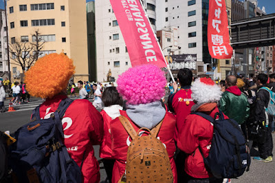 Wigged spectators egg on the runners at the Tokyo Marathon 2017. Spectators in wigs encourage runners at the Tokyo Marathon 2017.