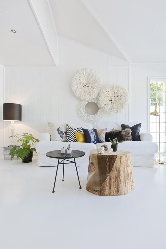 Safari Fusion blog | [Colour crush] White on white | A fresh and light livingroom with two White Bamileke Feather Headdresses [Juju hats]