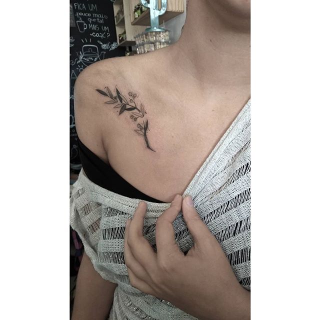 tatuagem feminina delicada ombro planta