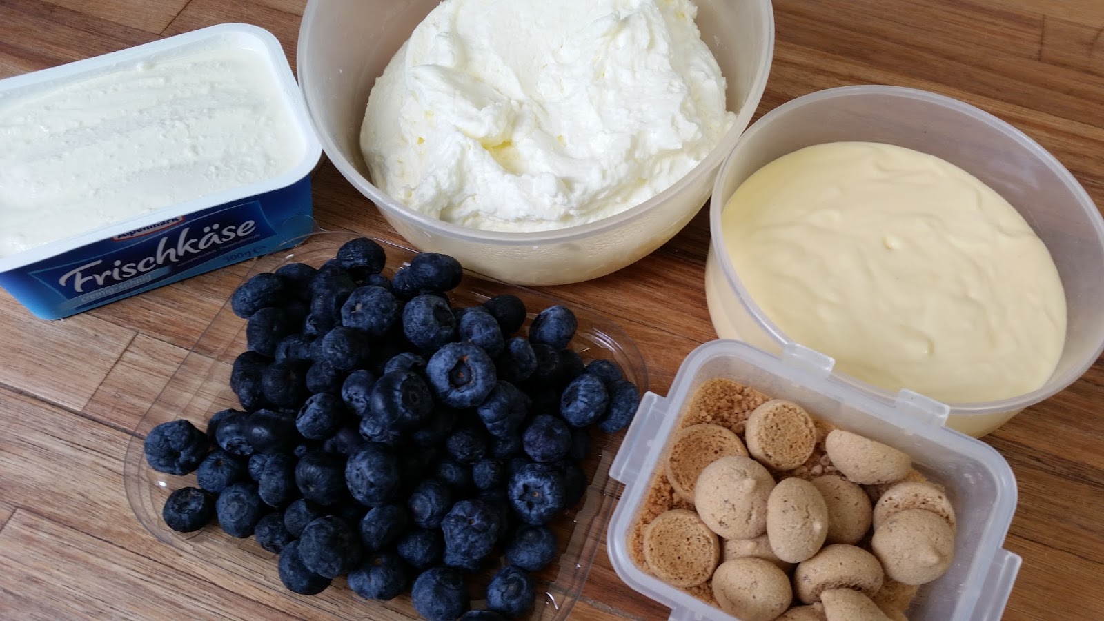 Zutaten für Cheesecake im Glas mit Heidelbeeren und Lemon Curd