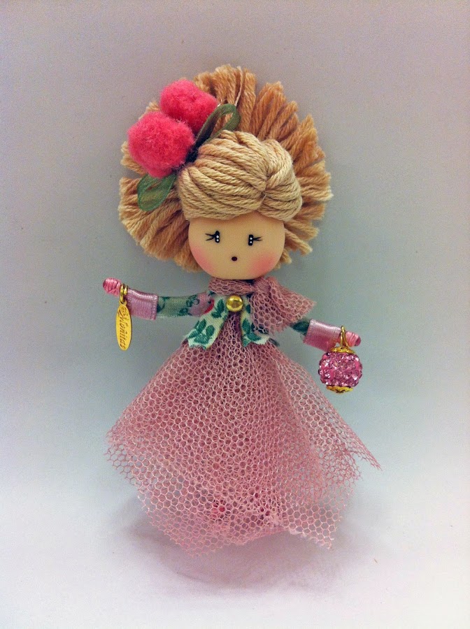 BROCHE MUÑECA MOÑITA