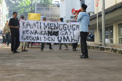 Unjuk rasa petugas kebersihan di kampus UIN Bandung