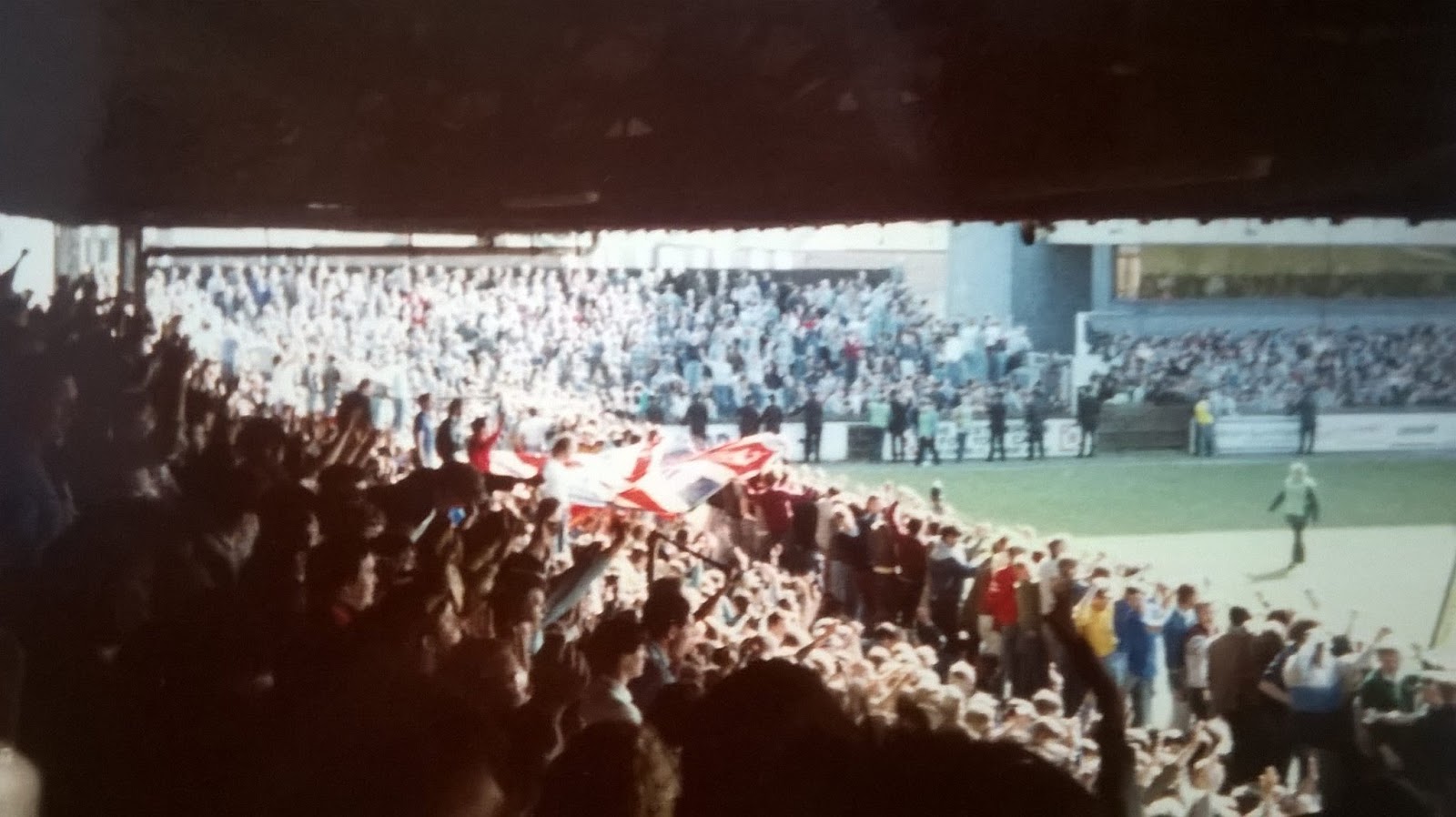 Football Hooligan Pictures: FOUR PICTURES: Grimsby v Chelsea 1984