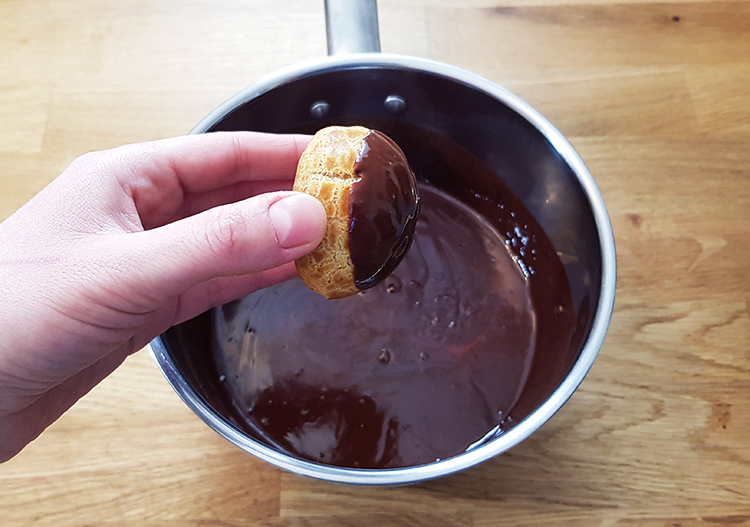 Tremper choux dans sauce chocolat