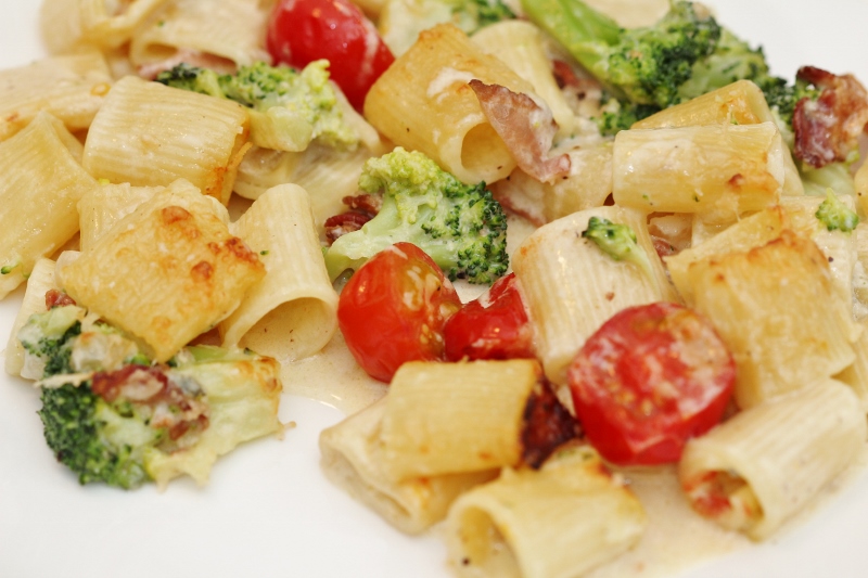Två små kök: Krämig pastagratäng med ädelostsås, bacon, broccoli och tomater