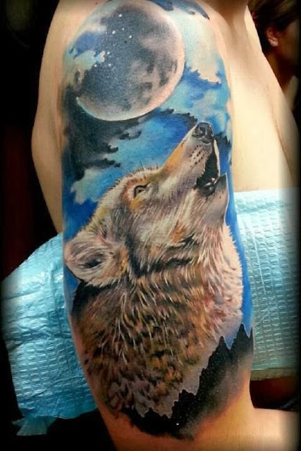 Tatuaje de lobo aullando a la luna a color
