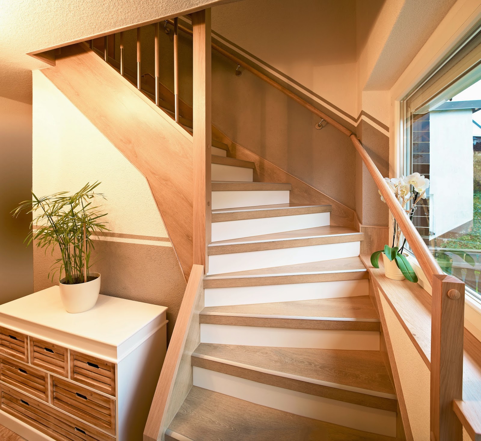 Treppenrenovierung - Treppe im Dekor Kalkeiche / Weiß Treppenrenovierung - Treppe im Dekor Kalkeiche / Weiß