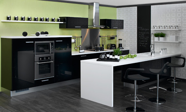 cocina-negra-con-pared-verde