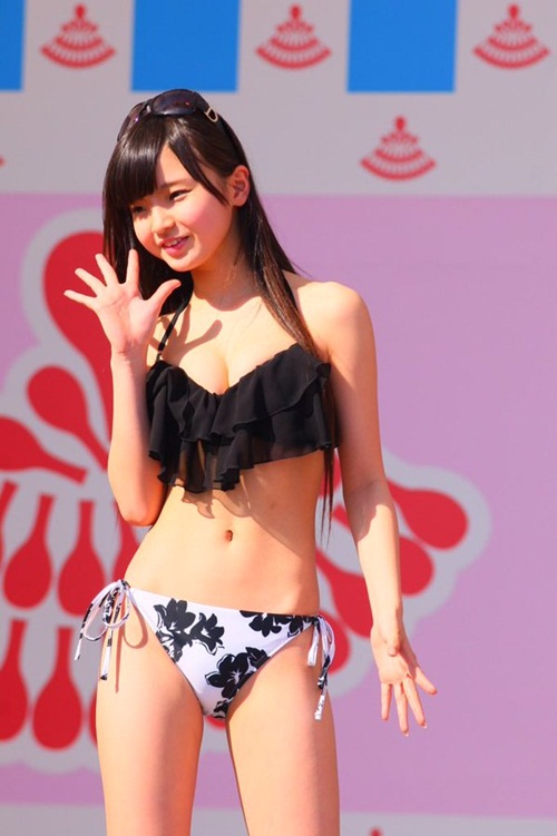 Nhật: Bé gái 12 tuổi bị "ném đá" vì mặc bikini biểu diễn