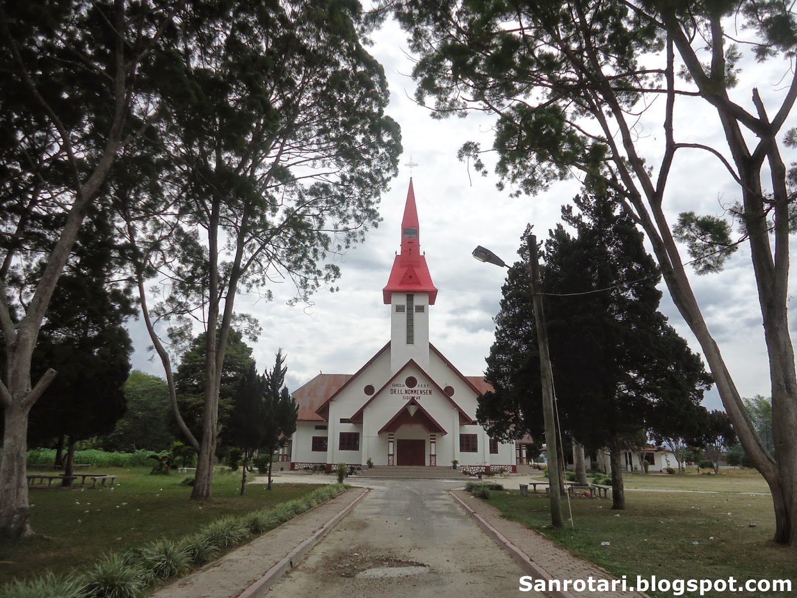 Menyambangi Gereja HKBP Nommensen di Sigumpar