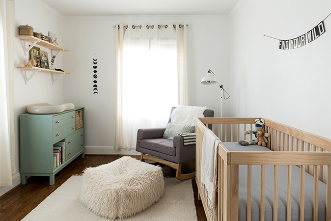 Una habitación de bebé en madera y mint