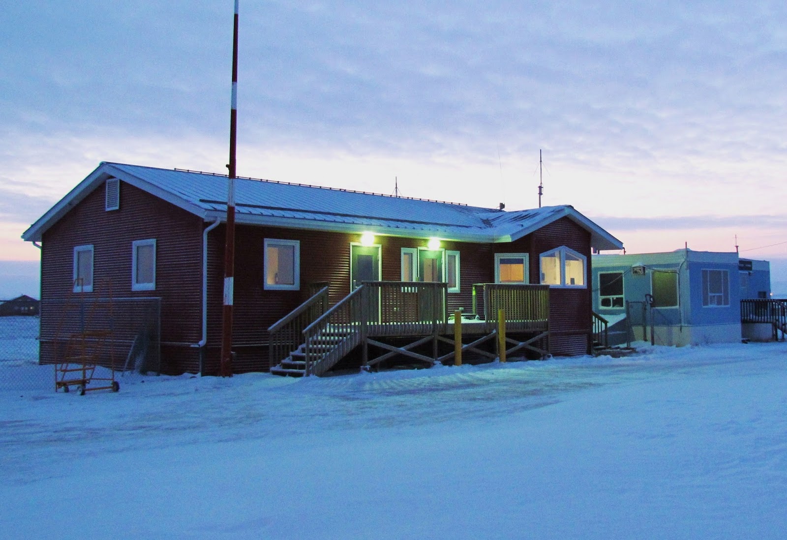 Ultima Thule Paulatuk, the blue inuvialuit hamlet by the 'Smoking