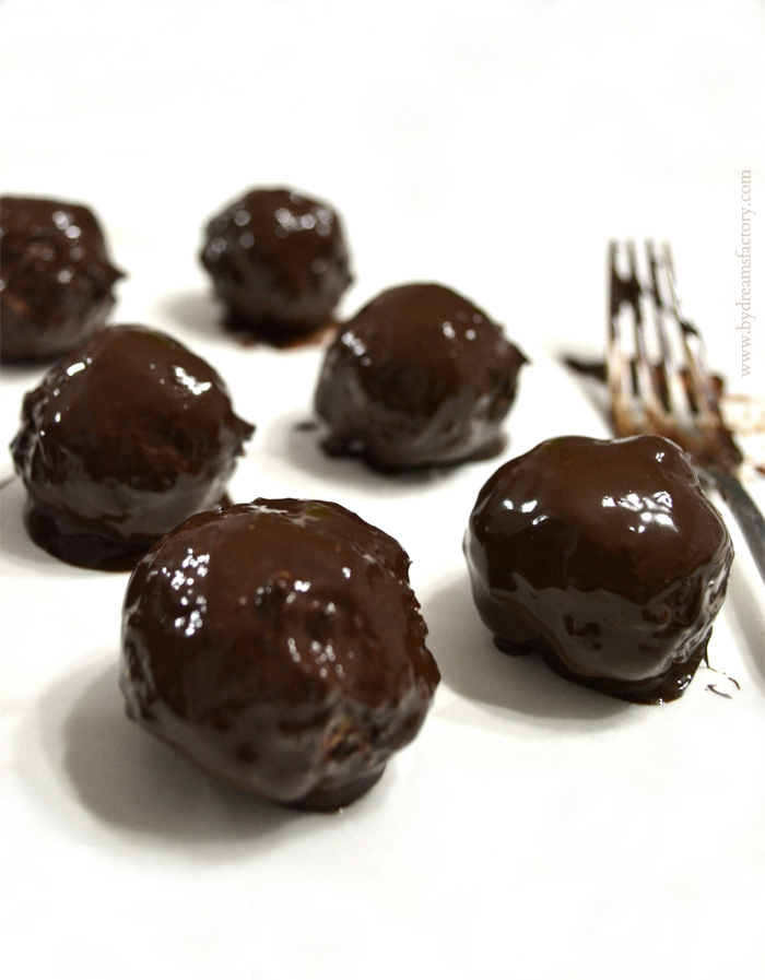 Homemade, vegan, gluten free, no bake and easy to make Dark Chocolate Coconut Bites - the perfect choice for a quick but luscious dessert / Dreams Factory