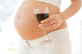 беременная девушка с бокалом вина