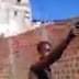 Vídeo mostra troca de tiros entre facções e bandido baleado