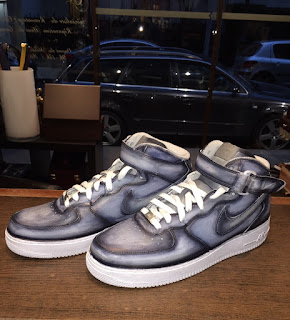 patine grise en nuances de gris et noir, sur Nike Air Force 1 by Paulus Bolten patine, paulus bolten, patine paris paulus bolten, patinaed sneaker Bolten Paulus