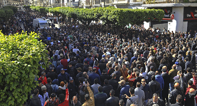 استمرار المسيرات السلمية المطالبة بالتغيير الجذري لخامس جمعة