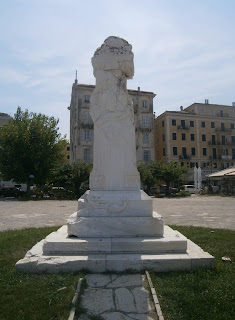 το μνημείο πεσόντων στην Κέρκυρα