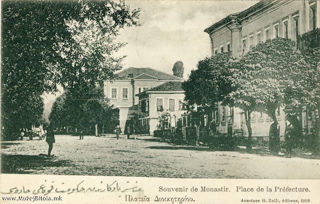 Општинската зграда – хукумат 1908 година сликана кон запад. Во заднината се гледа куќата на гувернерот која беше адаптирана во резиденција за султанот Решат V при неговата посета на Битола, во јуни 1911 година.
