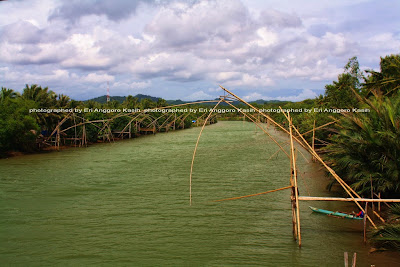 Jaring ikan yang berjejer di sungai. Jaring ikan yang berjejer di sungai.