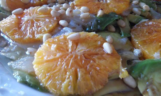 Ensalada De Aguacate,bacalao Ahumado,naranja Y Piñones
