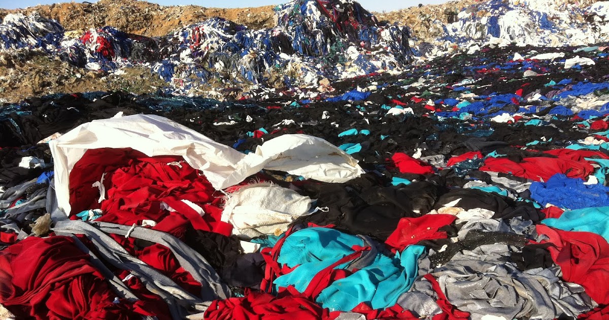 Вещи на мусорках. Свалка одежды. Текстильные отходы. Текстиль отходы. Одежда на помойке.
