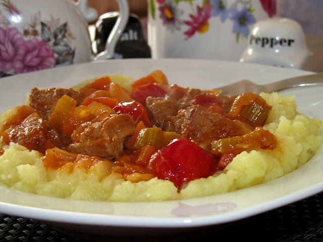 Говядина тушеная со сливами