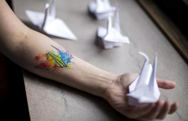 fotografia del tatuaje de una figura origami 