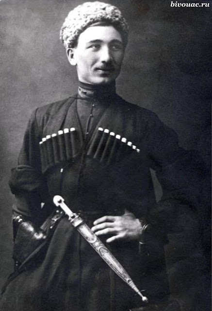 И.А. Плиев в черкеске, с кавказским кинжалом кама, пистолетом и шашкой на поясе. Фото 1926 года. Кавказский кинжал, Кавказское оружие, Кинжал, Кинжал кама, Кинжалы Кавказа, Оружие, Оружие Кавказа,