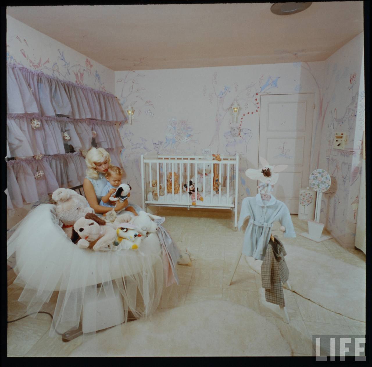 Take A Look Inside Jayne Mansfield S Splendor Pink Palace Photos By Allan Grant Life Archive