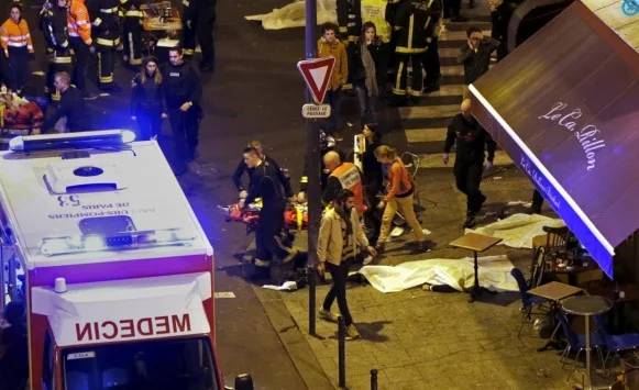 Μακελειό στο Παρίσι: Πάνω από 60 νεκροί από πολλαπλά χτυπήματα - Πτώματα στους δρόμους - 100 όμηροι στο θέατρο Bataclan
