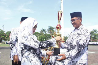 E satu.com (Indr) -Peringatan ke-24 Hari Guru Nasional (HGN) dan HUT ke-73 Persatuan Guru Republik Indonesia (PGRI) merupakan momentum untuk mewujudkan guru sebagai pengerak perubahan menuju Indonesia yang cerdas dan berkarakter dalam era revolusi industri 4.0. Hal tersebut ditegaskan Bupati Indramayu Hj. Anna Sophanah ketika menjadi inspektur upacara pada puncak peringatan HGN dan HUT PGRI tingkat Kabupaten Indramayu, Senin (26/11/2018) di Alun-Alun Indramayu. Menurut Anna, dalam mendidik siswa di sekolahnya, semua guru harus menerapkan azas disiplin dan menjadi seorang guru atau pendidik yang mempunyai perilaku baik sehingga menjadi contoh oleh para muridnya. E satu.com (Indr) -Peringatan ke-24 Hari Guru Nasional (HGN) dan HUT ke-73 Persatuan Guru Republik Indonesia (PGRI) merupakan momentum untuk mewujudkan guru sebagai pengerak perubahan menuju Indonesia yang cerdas dan berkarakter dalam era revolusi industri 4.0. Hal tersebut ditegaskan Bupati Indramayu Hj. Anna Sophanah ketika menjadi inspektur upacara pada puncak peringatan HGN dan HUT PGRI tingkat Kabupaten Indramayu, Senin (26/11/2018) di Alun-Alun Indramayu. Menurut Anna, dalam mendidik siswa di sekolahnya, semua guru harus menerapkan azas disiplin dan menjadi seorang guru atau pendidik yang mempunyai perilaku baik sehingga menjadi contoh oleh para muridnya.