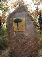 El monòlit amb la placa commemorativa del Pi Gros