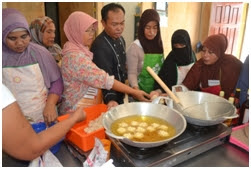 Praktek Membuat Olahan Bola – Bola Bandeng