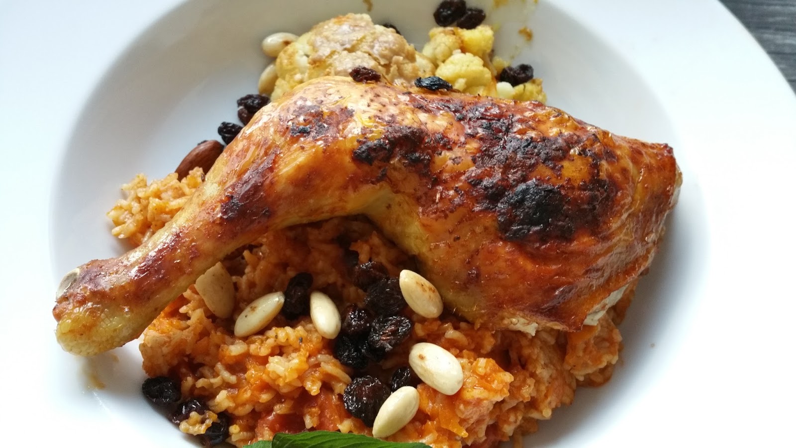 Kabsa - Arabisches Brat-Hühnchen mit Reis, Mandeln und Rosinen