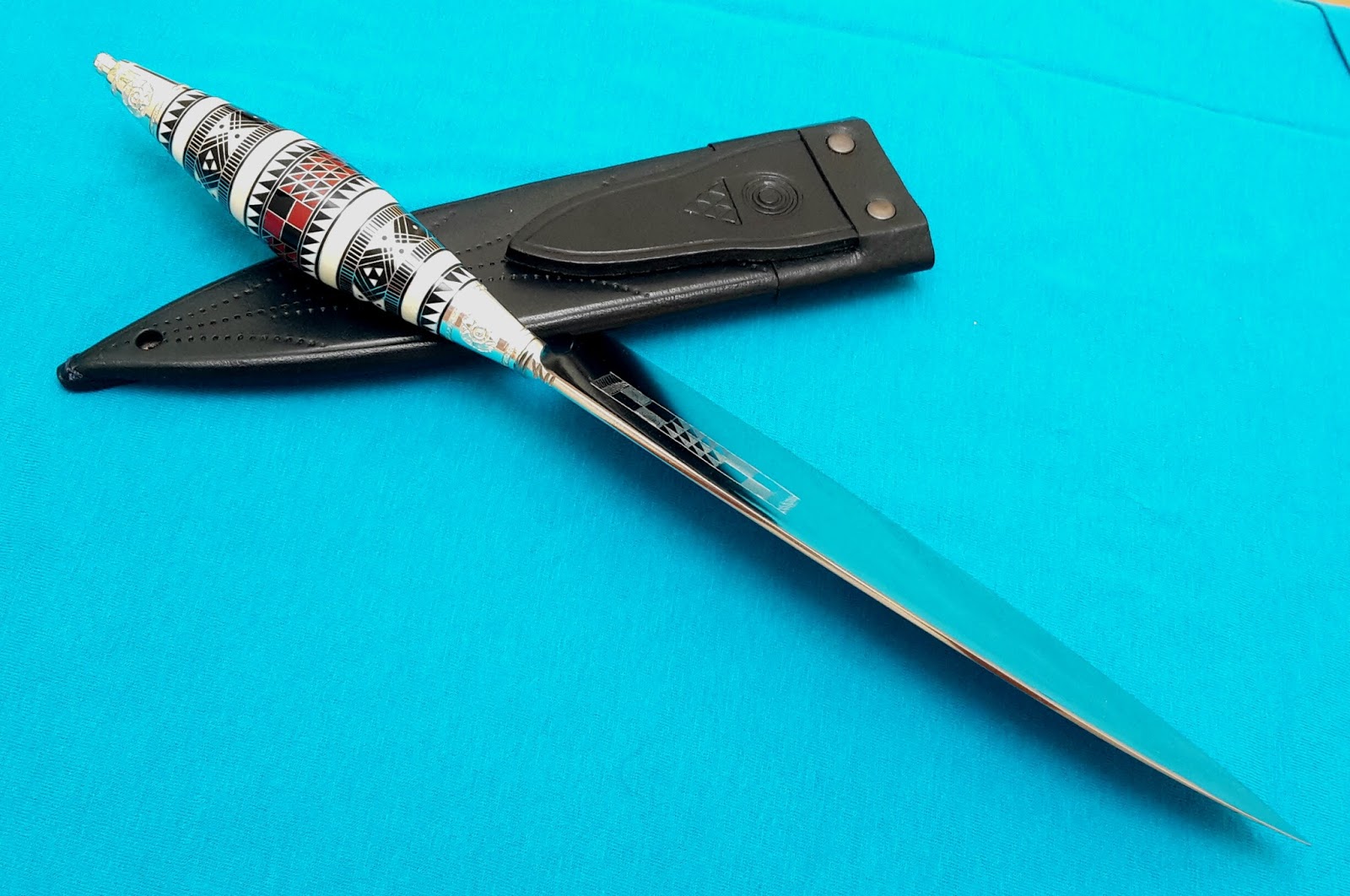 CUCHILLOS CANARIOS (canary knives) 2016