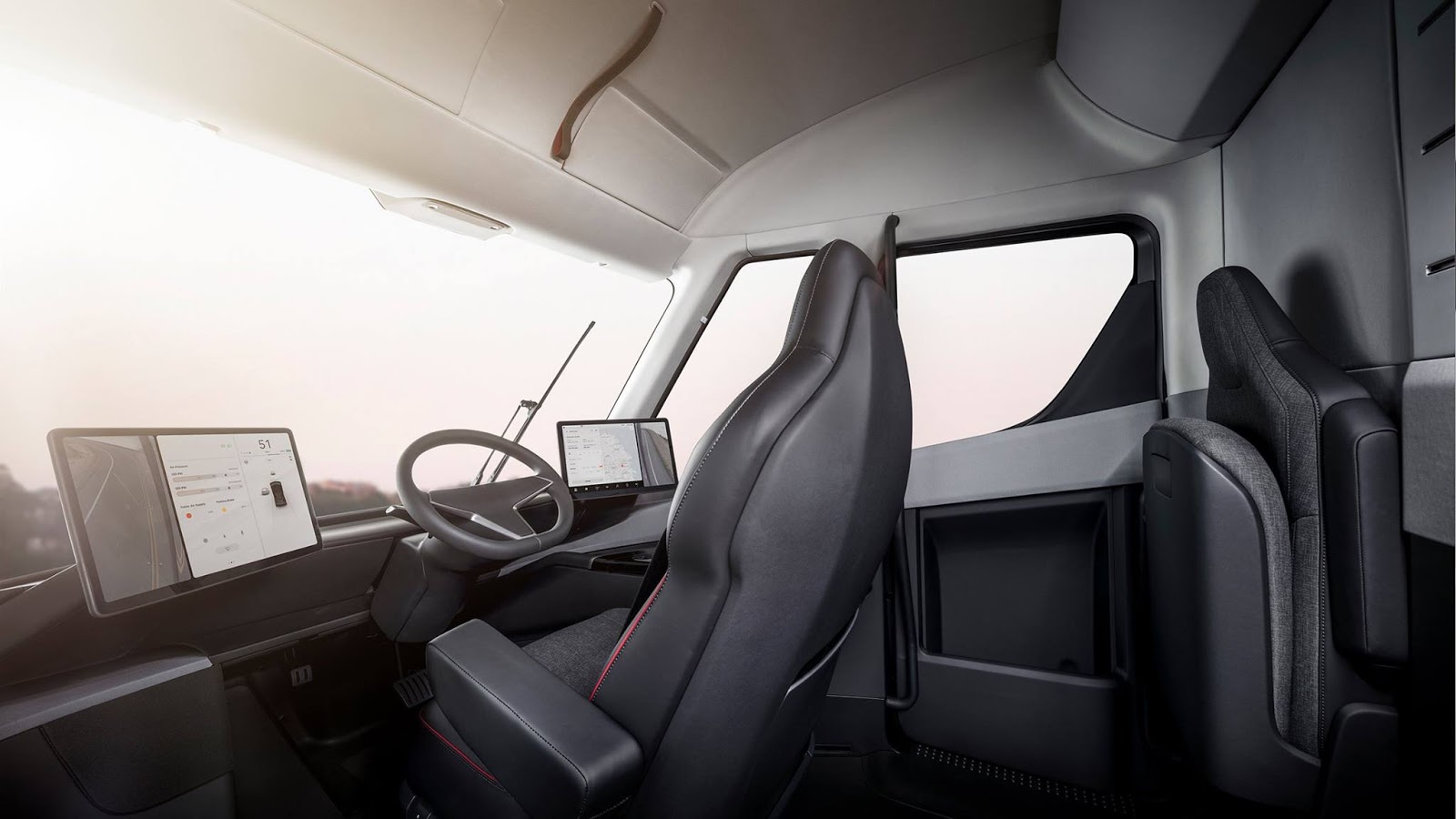 Кабина грузовика Tesla Semi
