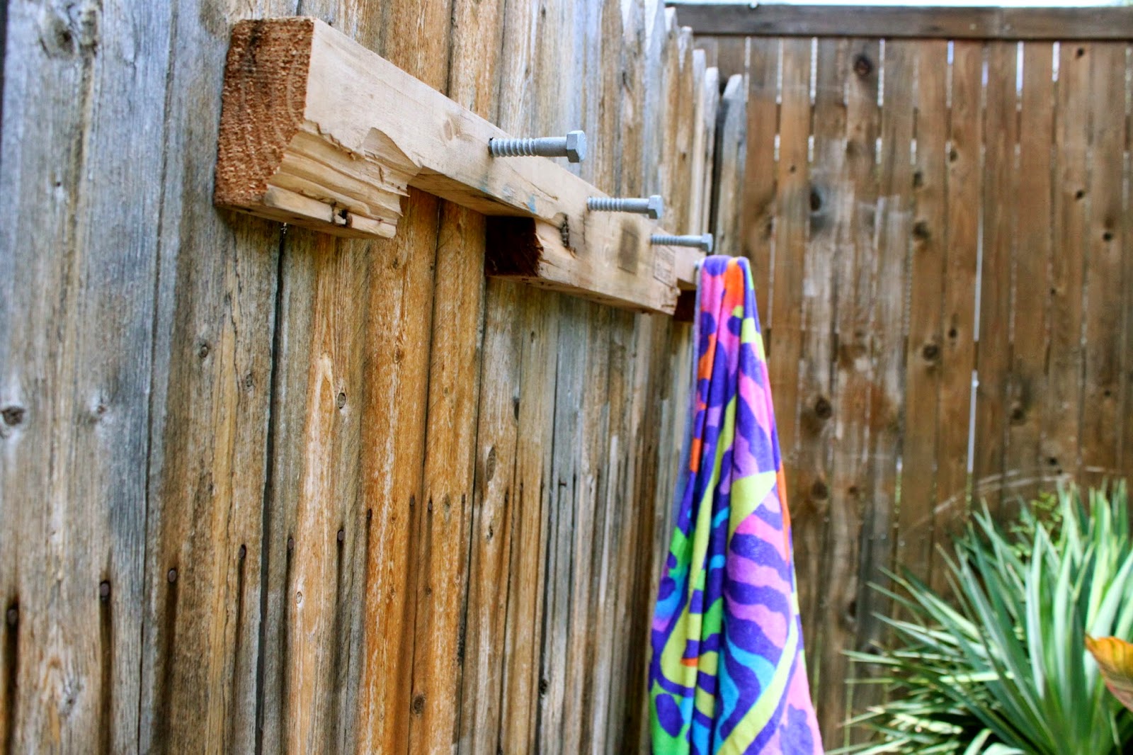 Crafty Texas Girls DIY Towel Rack (for the Pool)