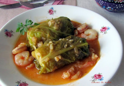 Rollitos de col con gambas y arroz