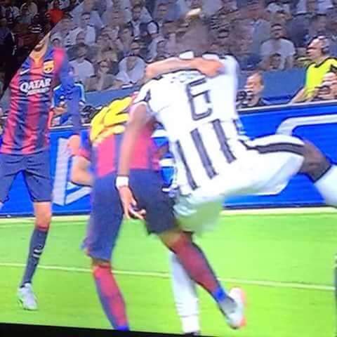 CALCIO Champions League: Dani Alves, ricordi il fallo da rigore su ...