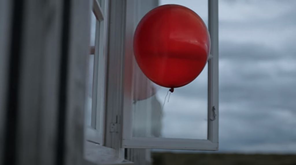 Modella Apple iPhone 7 nella pubblicità con palloncini che volano tra mari e monti