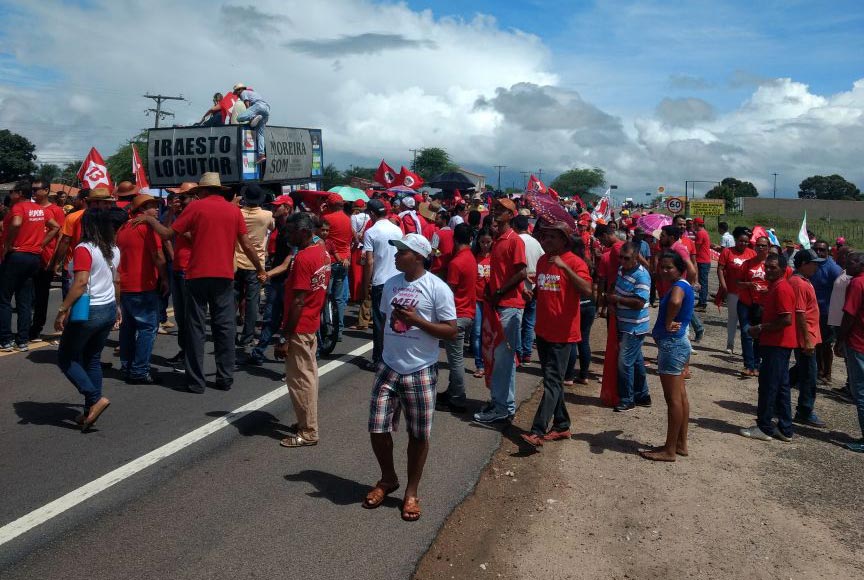 Após protesto contra prisão de Lula, BR-324 é liberada em Capim Grosso