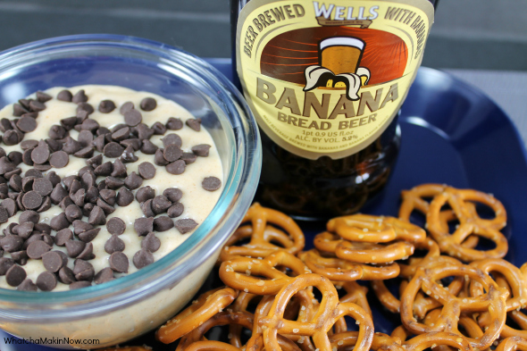 Banana Bread BEER Dip: a sweet dip that taste just like teddy grahams with a touch of banana and beer right at the end. Surprise your guests with this treat! So good! 