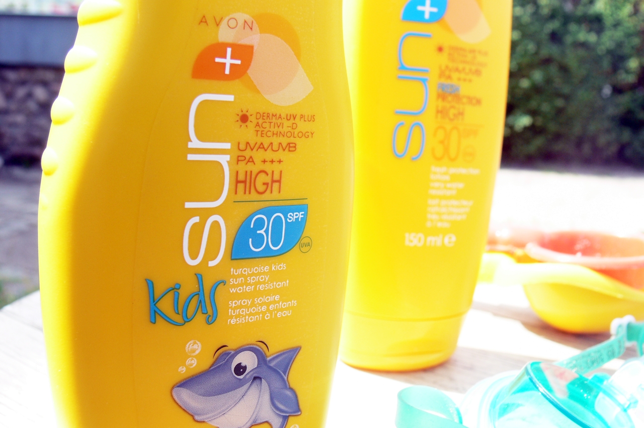 Kolorowe wodoodporne mleczko ochronne w sprayu dla dzieci SPF30 - AVON SUN + Kids
