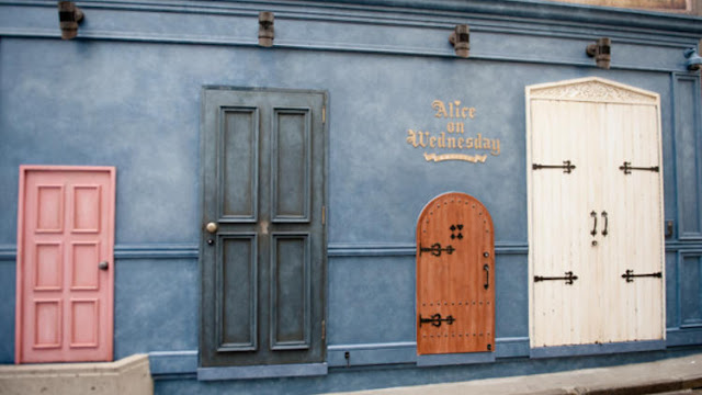 La peculiar y cuca fachada de Alice on Wednesday Fachada del local de Alice on Wednesday