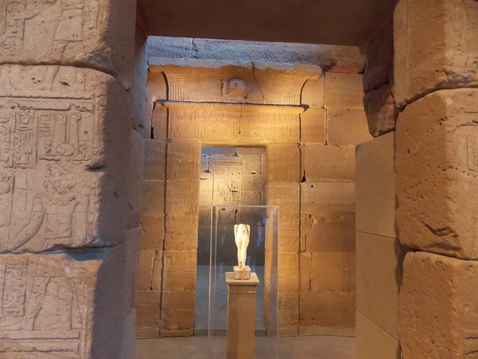 CHINAR SHADE ANCIENT EGYPTIAN TEMPLE OF DENDUR IN METOPOLITAN MUSEUM
