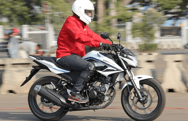 Motor sport Honda CB150R StreetFire vs Yamaha V-Ixion Tak cukup dengan itu perbedaan Honda All New CB150R tersebut juga di tunjang dengan tampilan terbaru, yang diantaranya pada visor baru serta undercowl sporti.
