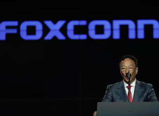 مؤسس شركة فوكسكون يحث شركة أبل على نقل الإنتاج من الصين إلى تايوان