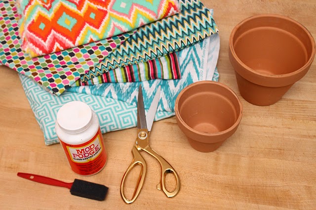 Looking for an inexpensive and super cute gift idea? I highly suggest making your own DIY fabric wrapped pots for a unique look!